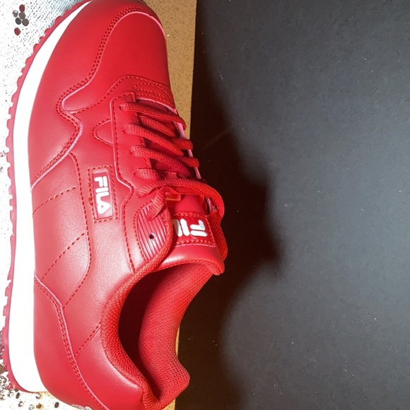 Fila athletic shoes - Picture 3 of 16